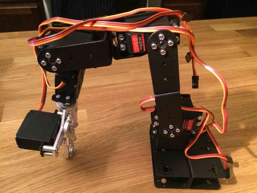 Nunchuk Controlled SainSmart 6-Axis Robotic Arm with Arduino